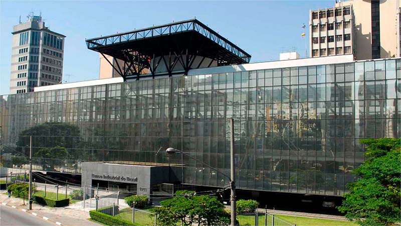 Investimentos em negócios nos setores de energia e infraestrutura, real estate, bancos, educação e alimentação.